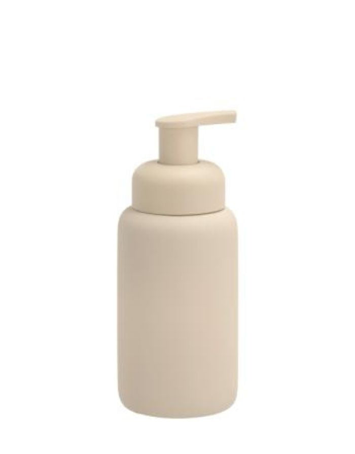 Seifenspender Mono in Beige von Södahl aus Steinzeug mit matter Gummierung, Schaumstoffpumpe und 250 ml Fassungsvermögen, Größe 6,5 × 16 cm.