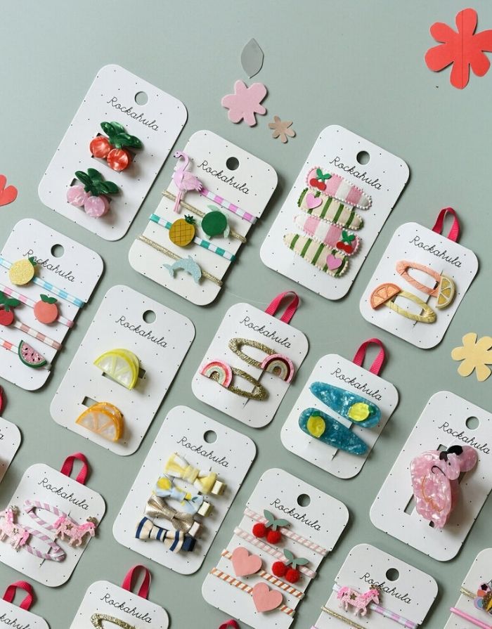 Tutti Fruity Haarspangen von Rockahula im 4er-Set mit glitzernden Zitronen-, Orangen-, Kirsch- und Wassermelonenmotiven auf bunten Klickspangen.