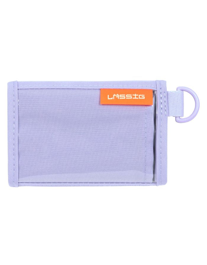 Geldbeutel Bold von Lässig in Lavender mit Klettverschluss, Sichtfenstern, Kleingeldfach mit Reißverschluss und Befestigungsöse – nachhaltig aus recyceltem Polyester gefertigt.