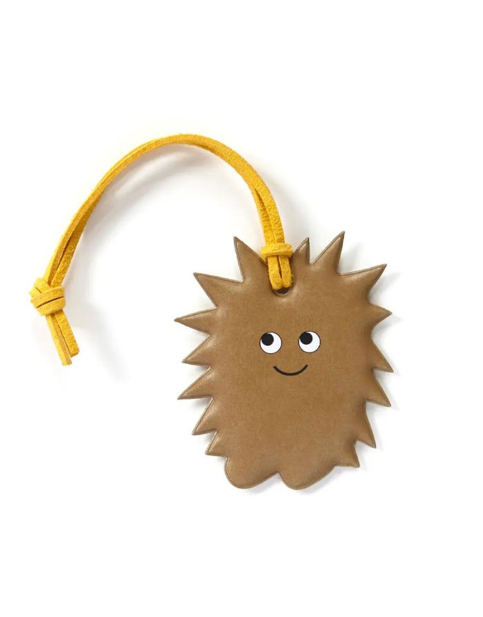 Goldfarbener Reflektor-Anhänger Fuzzy Friend von Firefly Reflectors in verspielter Tierform aus reflektierendem Material mit Lederband, ca. 8 cm – einzigartig und funktional.