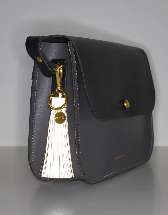 Camel Reflektor-Quaste von Firefly Reflectors aus reflektierendem Material mit Lederband, ca. 8 cm – elegant, funktional und einfach zu befestigen.