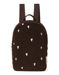 Schokoladenbrauner Mini-Rucksack Chocolate Teddy Hearts von Studio Noos aus weichem Teddy-Material mit gestickten Herzen und verstellbaren Schulterträgern.