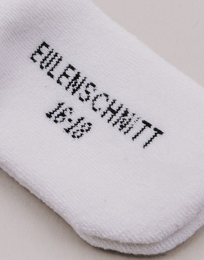 Babysocken Herz Rot von Eulenschnitt, 80% Baumwolle, 18% Polyamid, 2% Elastan, mit eingesticktem roten Herz auf dem Bündchen.