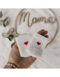 Babysocken Herz Rot von Eulenschnitt, 80% Baumwolle, 18% Polyamid, 2% Elastan, mit eingesticktem roten Herz auf dem Bündchen.