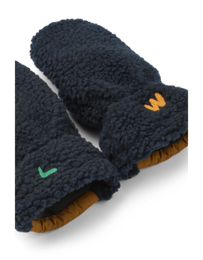 Warme Teddy-Fäustlinge Grethe von Liewood in navy blue Mix, aus 100% recyceltem Polyester gefertigt.