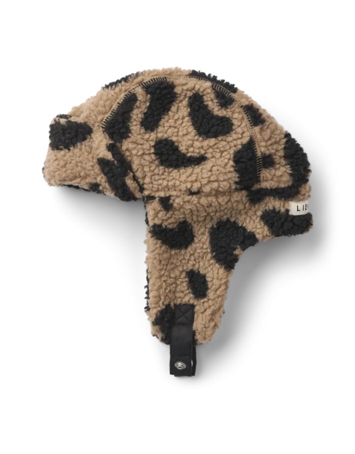 Pilotenmütze Teddy Bravo von Liewood in Mega Leo/Oat Mix aus 100% recyceltem, OEKOTEX®-zertifiziertem Polyester, mit Ohrenklappen und Kinnverschluss.