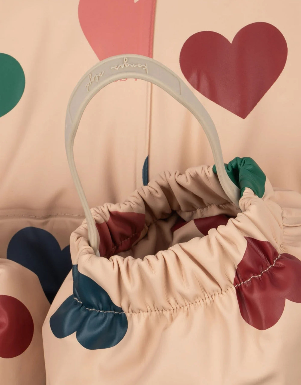 Rain Schneeanzug Bon Coeur Coloré von Konges Sløjd mit Herzprint, abnehmbarer Kapuze und warmer THERMOLITE® EcoMade Wattierung.