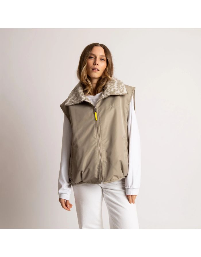 Teddy Fleece Weste in Mushroom von VIVI MARI, loose fit, flauschiges Innenmaterial, zwei Paspeltaschen, dezente Leo-Details, nachhaltig aus 100 % recyceltem Polyester.