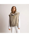 Teddy Fleece Weste in Mushroom von VIVI MARI, loose fit, flauschiges Innenmaterial, zwei Paspeltaschen, dezente Leo-Details, nachhaltig aus 100 % recyceltem Polyester.