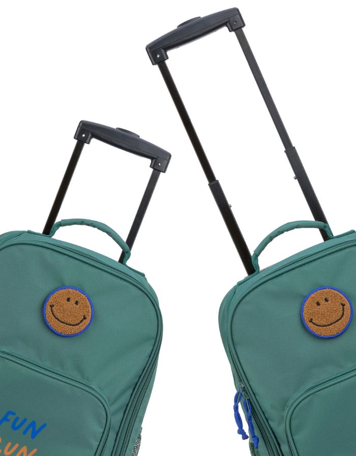 Kinderkoffer Trolley Little Gang von Lässig in Dunkelgrün aus recyceltem Polyester mit Rollen, Teleskopgriff, 22 l Volumen und buntem Patch, ideal für Reisen.