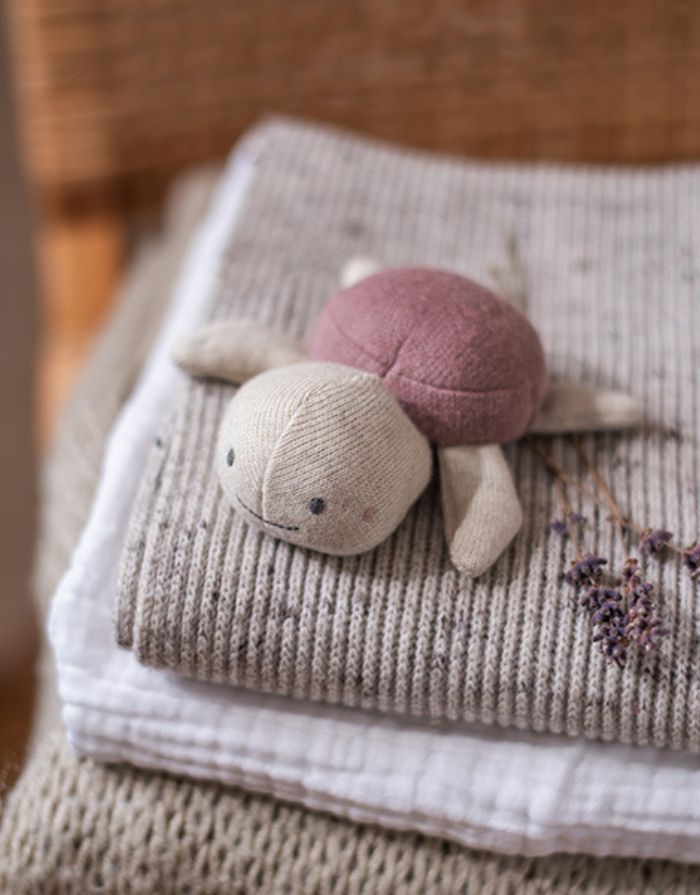 Ava und Yves Babyrassel Schildkröte Malve – Bio-Baumwollstrick mit recycelter Polyesterfüllung, ca. 10 × 8 cm, für Babys ab 3 Monaten.