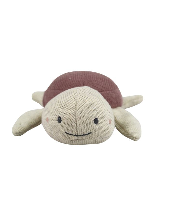 Ava und Yves Babyrassel Schildkröte Malve – Bio-Baumwollstrick mit recycelter Polyesterfüllung, ca. 10 × 8 cm, für Babys ab 3 Monaten.