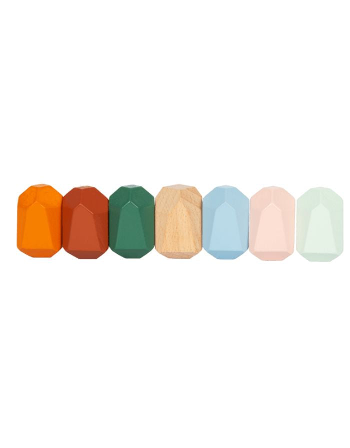 18 naturfarbene Balanciersteine Safari aus Holz von small foot, verschiedene Größen und unregelmäßige Formen, ideal zum Stapeln und Balancieren.