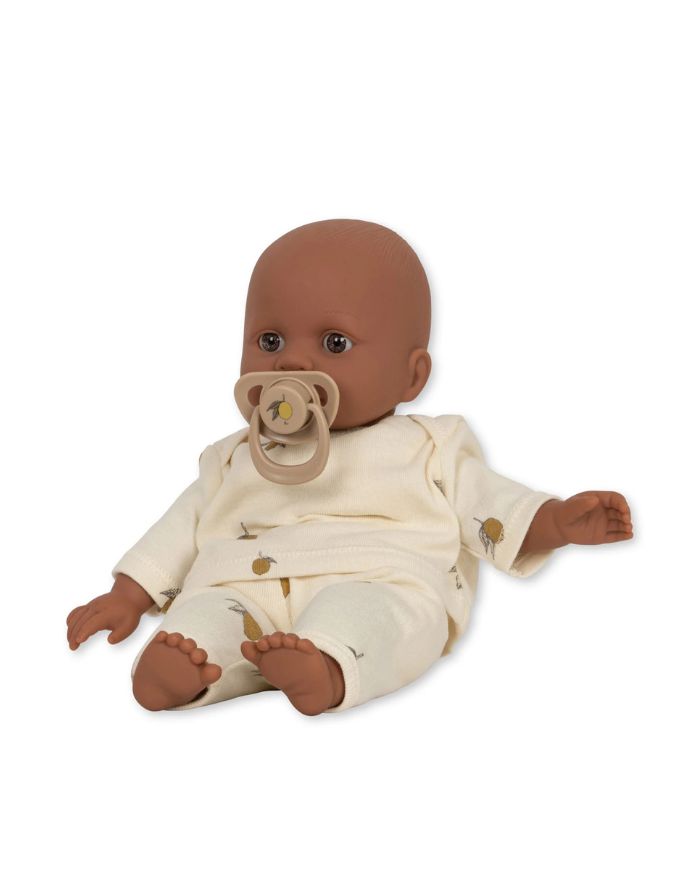 Konges Sløjd Puppe Billie – nachhaltige Spielpuppe aus Vinyl und Bio-Baumwolle mit Schnuller, 31,5 cm hoch.