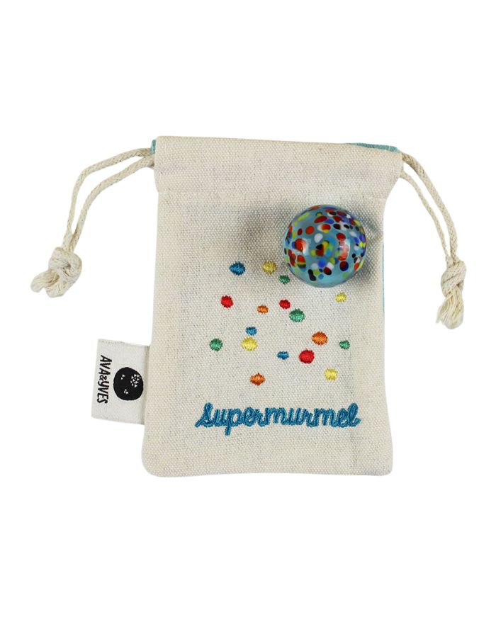 Ava & Yves Supermurmel Hellblau – Muranoglas-Murmel (25 mm) mit bunten Konfetti-Steinchen im bestickten Stoffbeutel.