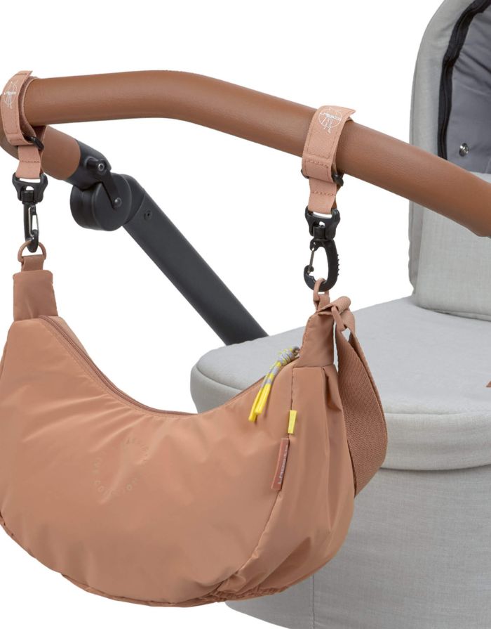 LÄSSIG Stretch Up Umhängetasche in Braun (Almond), wasserabweisend, recyceltes Innenmaterial, PFC-frei, mit Reißverschluss und Kinderwagenhaken.