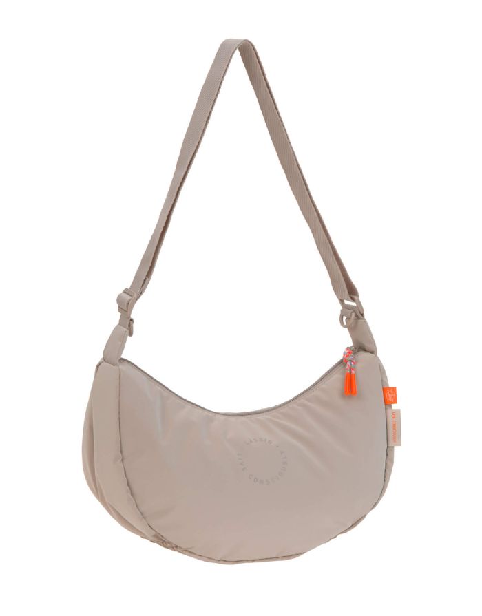 Beige Umhängetasche für Eltern, Stretch Up Bum Bag von LÄSSIG, wasserabweisend, recyceltes Innenmaterial, PFC-frei, mit Kinderwagenhaken.