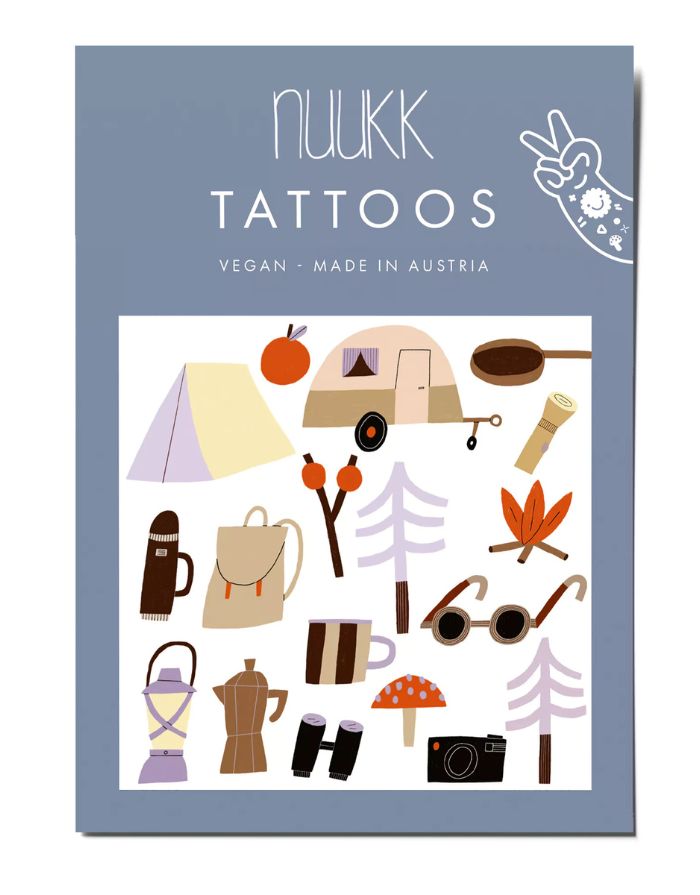 A6-Bogen mit temporären Kindertattoos von nuukk – Camping- und Outdoor-Motive wie Zelt, Lagerfeuer, Fernglas und Wohnwagen, hautfreundlich, vegan und plastikfrei verpackt.