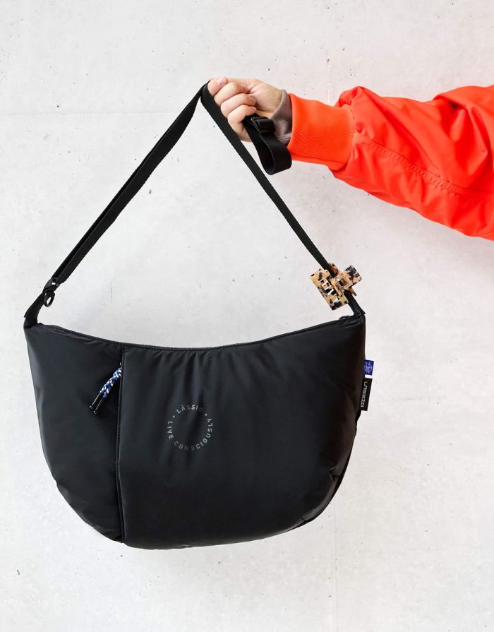 LÄSSIG Lunua Wickeltasche in Schwarz – große Bum Bag mit Wickelzubehör, wasserabweisendem Fach, vegan, recycelt & pfc-frei, mit Neon-Details und Kinderwagenhaken.