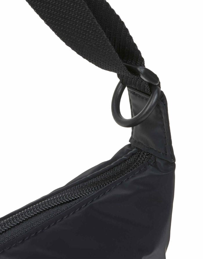 LÄSSIG Lunua Wickeltasche in Schwarz – große Bum Bag mit Wickelzubehör, wasserabweisendem Fach, vegan, recycelt & pfc-frei, mit Neon-Details und Kinderwagenhaken.