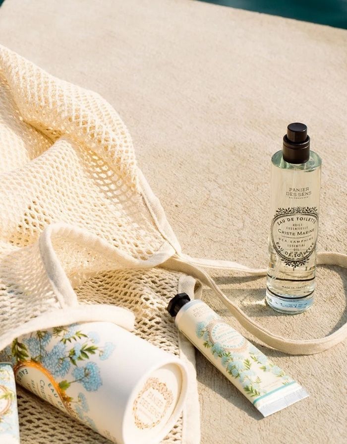 Belebender Meerfenchel Handcreme 30 ml von Panier Des Sens im handlichen Mini-Format. Die Handcreme pflegt die Hände intensiv mit Sheabutter, Olivenöl und ätherischem Meerfenchelöl, spendet Feuchtigkeit, macht die Haut geschmeidig und hinterlässt einen frischen, maritimen Duft. Verpackung wiederverwertbar, veganfreundlich, hergestellt in Frankreich.