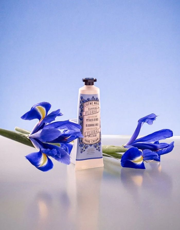 Handcreme Irisblütenblätter 30 ml von Panier Des Sens – reichhaltige Pflege mit Olivenöl, Sheabutter und Traubenkernöl, zarter Duft nach Iris Absolue, 96 % natürliche Inhaltsstoffe.