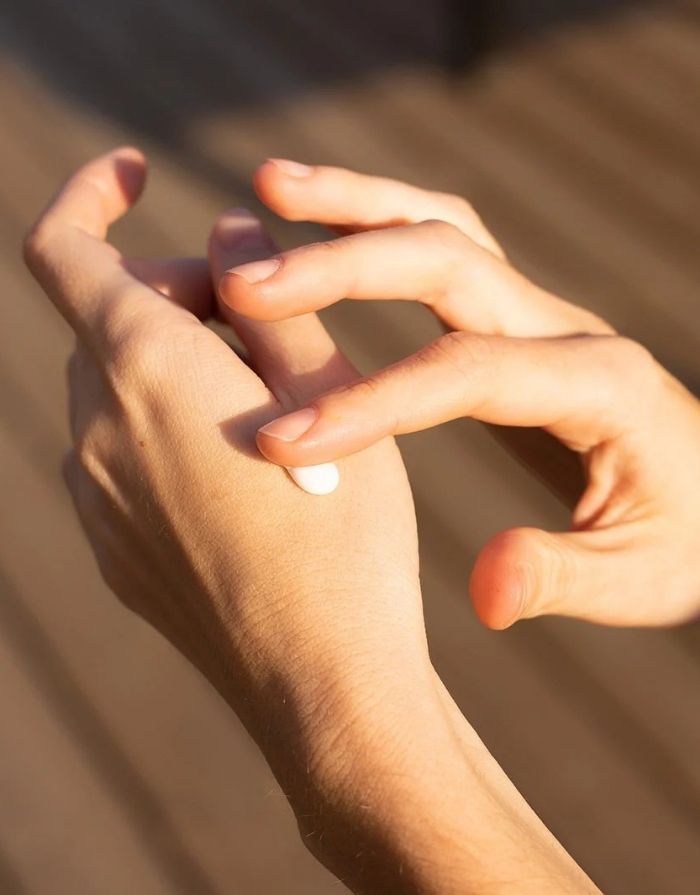 Handcreme auf Hand aufgetragen