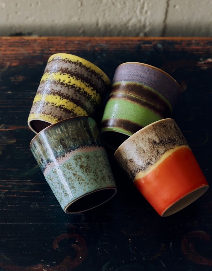 Mehrfarbiger HKliving 70s Ceramics Coffee Mug aus glasiertem Steingut in kompakter Form mit charakteristischer Retro-Glasur.