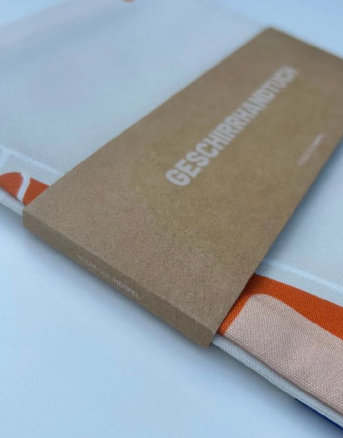 Geschirrtuch Aperol Spritz von Herr & Frau Hempel aus 100 % Baumwolle, orangefarbenes Küchenhandtuch mit Aufhänger und liebevollen Details