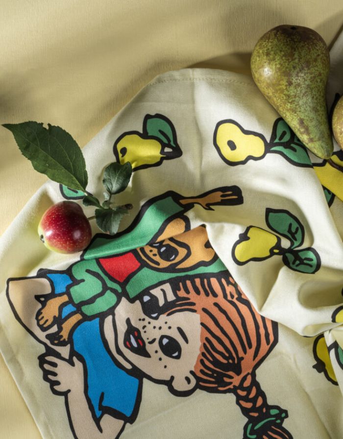 Geschirrhandtuch Pippi Langstrumpf Fruits von Muurla, aus Baumwolle mit Pippi-Motiv und bunten Früchten, 50 x 70 cm groß, fröhlicher Küchenhelfer