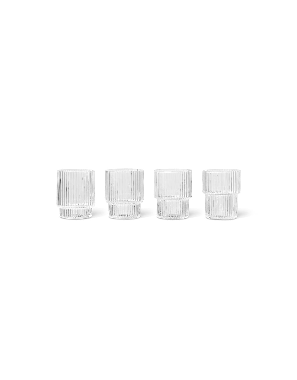 Vier kleine Ripple Gläser von ferm LIVING aus klarem, mundgeblasenem Glas mit charakteristischer Riffelstruktur, jeweils 6 cm hoch und mit 60 ml Fassungsvermögen.