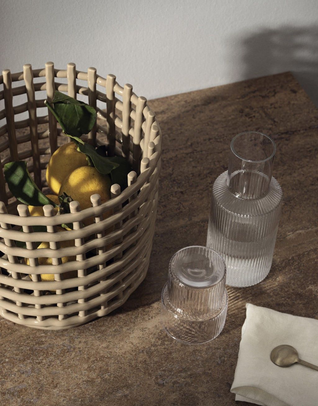 Vier kleine Ripple Gläser von ferm LIVING aus klarem, mundgeblasenem Glas mit charakteristischer Riffelstruktur, jeweils 6 cm hoch und mit 60 ml Fassungsvermögen.