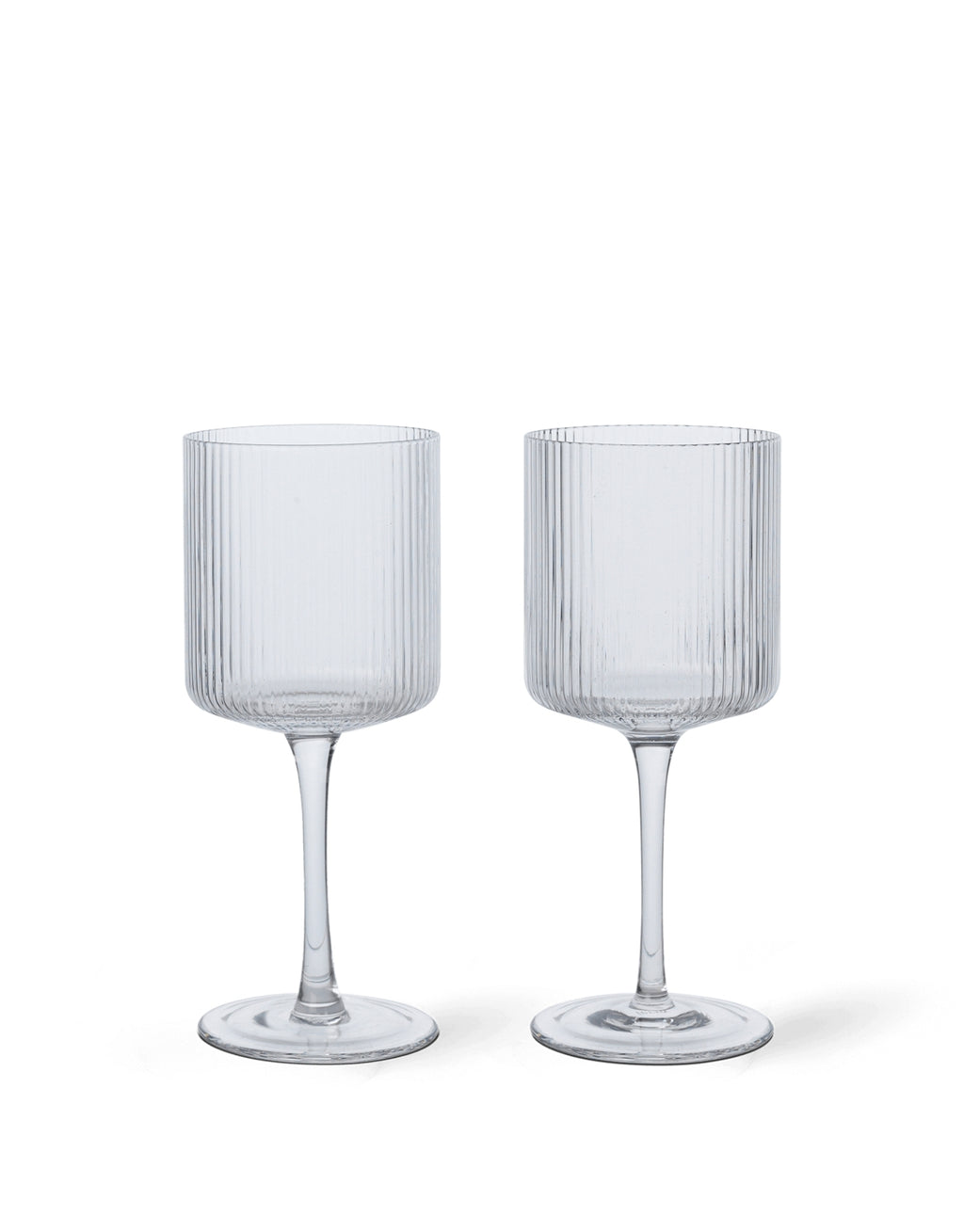 Zwei klare Ripple Weißweingläser von ferm LIVING aus mundgeblasenem Glas mit geriffelter Oberfläche und elegantem Stiel, jeweils 16,8 cm hoch und mit 260 ml Fassungsvermögen