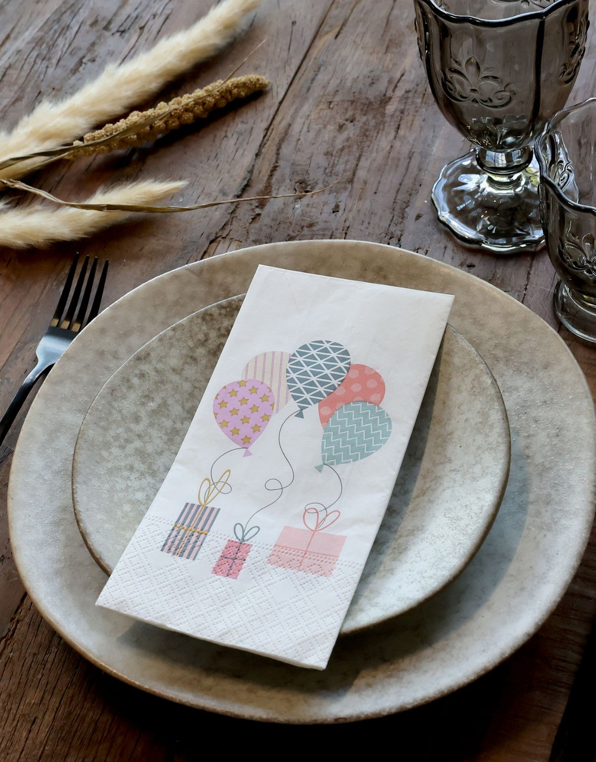 Weiße Papierservietten mit bunten Ballons und Geschenken von Chic Antique im Format 40 × 40 cm, 16 Stück pro Packung.