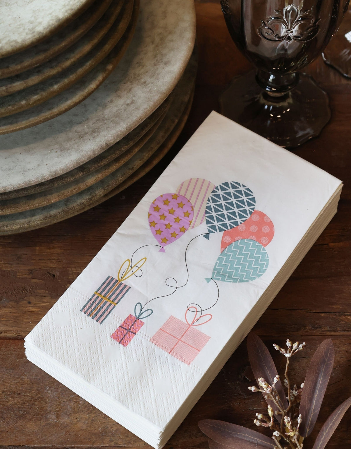 Weiße Papierservietten mit bunten Ballons und Geschenken von Chic Antique im Format 40 × 40 cm, 16 Stück pro Packung.