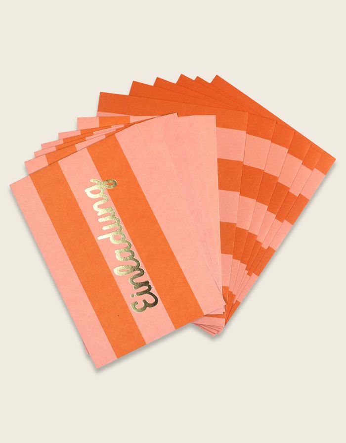 Ava & Yves Einladungskarten – 6 orange-rosa gestreifte Karten mit goldgeprägtem „Einladung“-Schriftzug und passenden Umschlägen.