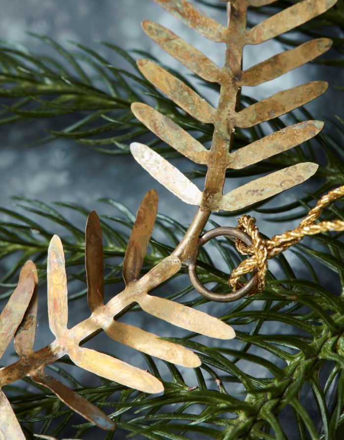House Doctor Weihnachtsschmuck Lamet in Messing – handgefertigter Kranzanhänger mit feinen Blättchen im Detail 