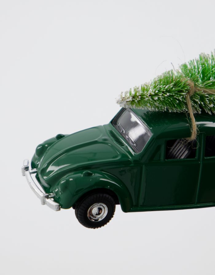 House Doctor Xmas Car in Grün – größeres nostalgisches Auto mit Baum als Weihnachtsdekoration.
