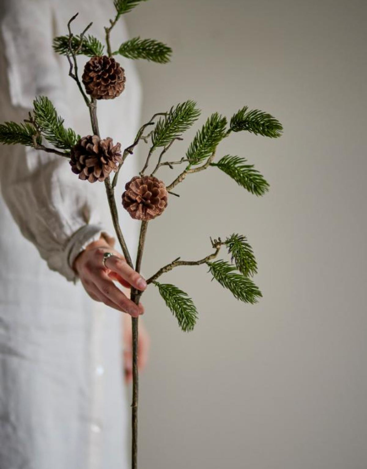 Grüner künstlicher Pine Stiel von Bloomingville mit strukturierten Kiefernnadeln und braunen Tannenzapfen, 73 cm hoch.