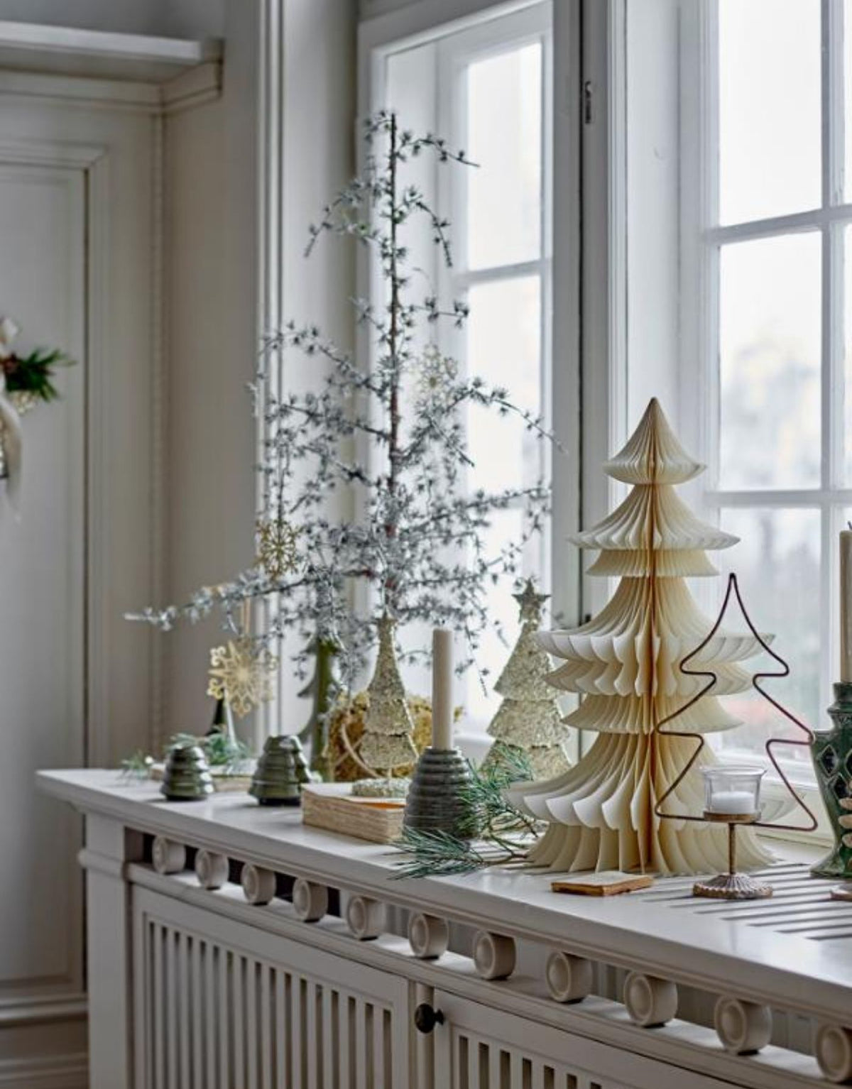 Weißer Milan Deko Baum von Bloomingville aus FSC Mix zertifiziertem Papier in skandinavischem Weihnachtsdesign.