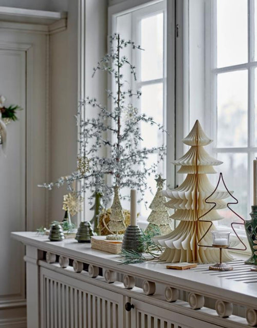 Weißer Milan Deko Baum von Bloomingville aus FSC Mix zertifiziertem Papier in skandinavischem Weihnachtsdesign.