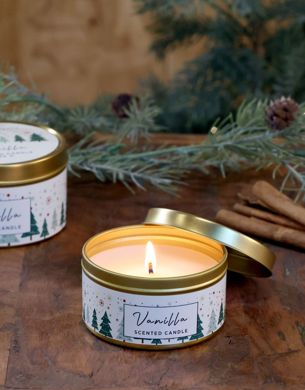 Duftkerze Vanilla von Chic Antique im kleinen Zinnbehälter mit Deckel und warmem Vanilleduft.