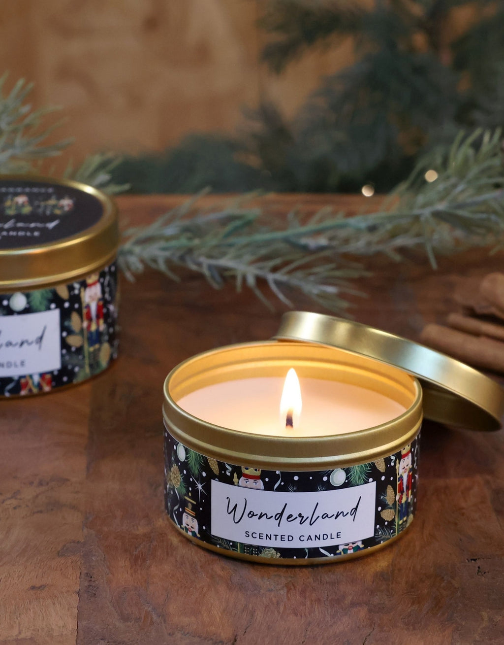 Duftkerze Wonderland von Chic Antique in einem dekorativen Zinnbehälter mit einer Brenndauer von ca. 12 Stunden.
