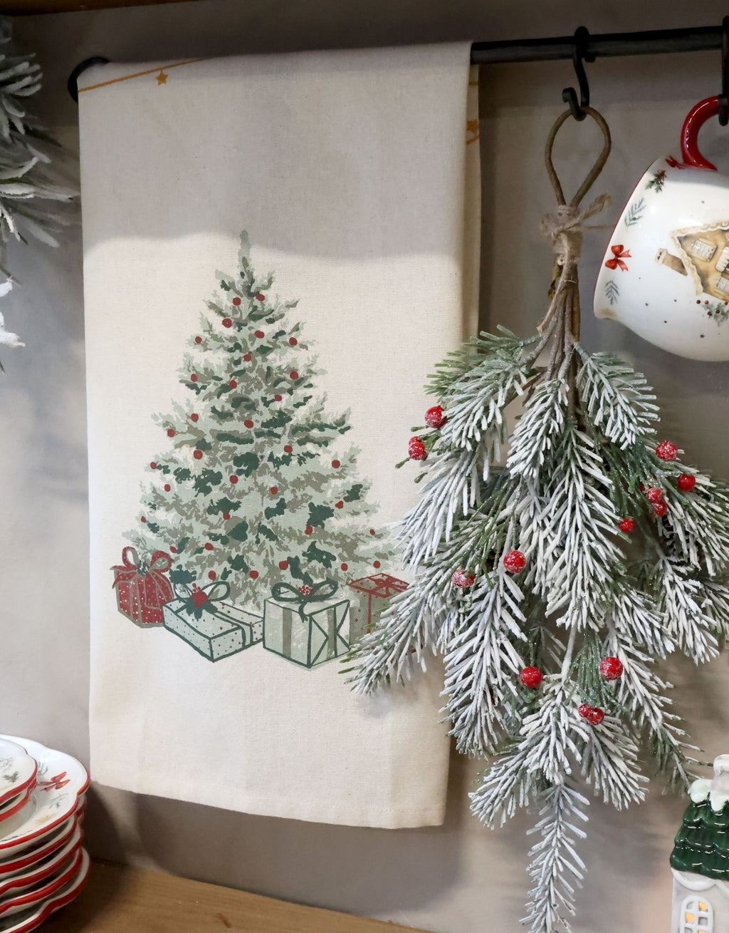 Geschirrtuch von Chic Antique aus Baumwolle in Leinenoptik mit weihnachtlichem Tannenbaummotiv im Format 50 × 70 cm.