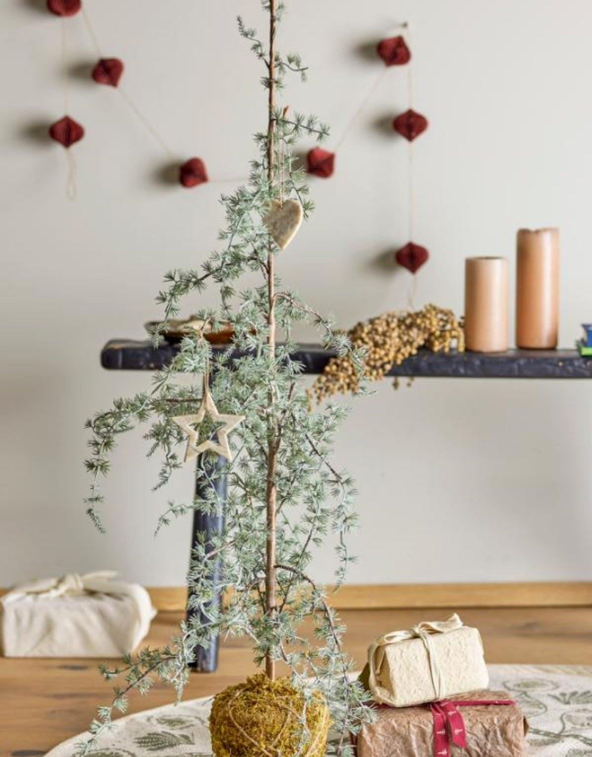 Grüner künstlicher Vita Baum von Bloomingville mit natürlicher Optik und einer Höhe von 120 cm.