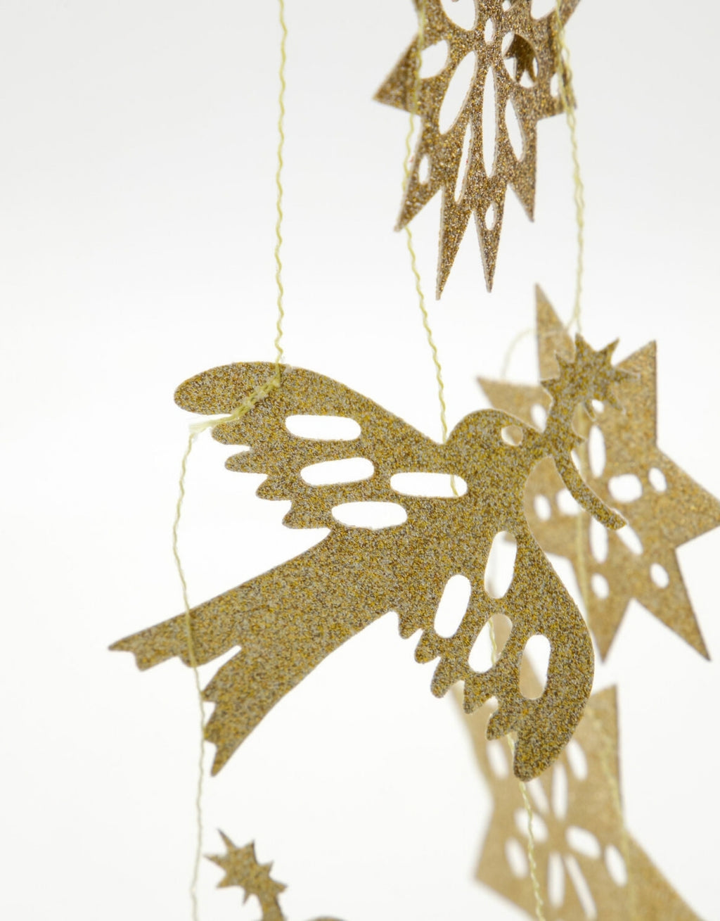 Champagnerfarbene Girlande Figure von House Doctor aus Papier mit verschiedenen Figuren und goldenen Glitzerdetails im Detail