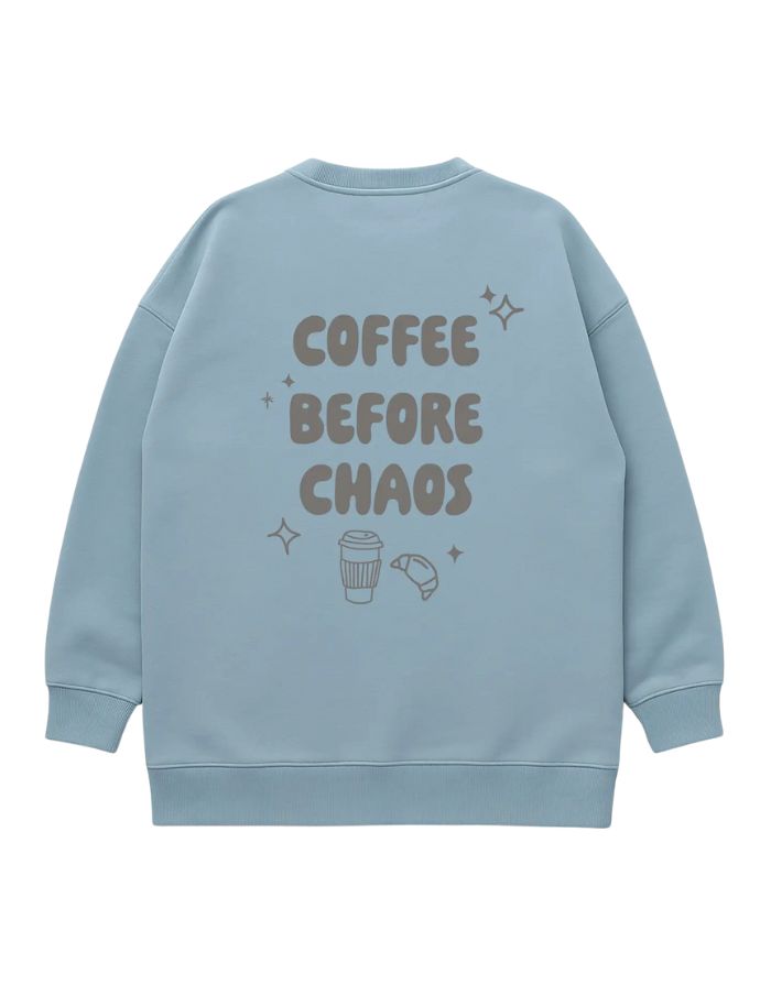Fliederfarbenes Oversized Sweatshirt von Liliput mit „6am“-Print auf der Brust und großem Rückenschriftzug „Coffee before the Chaos evolves“ – gemütlich und stylisch für den Eltern-Alltag.